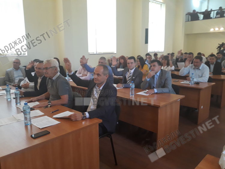 ГЕРБ:Кметът тероризира кърджалийци! ДПС: Премиерът извършва икономически геноцид към Кърджали!