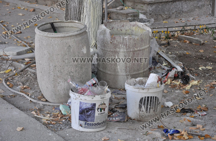 Блок на „Васил Левски“: Посрещаме зимата без прозорци, фирмата заряза санирането 