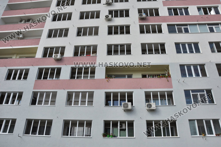 Блок на „Васил Левски“: Посрещаме зимата без прозорци, фирмата заряза санирането 