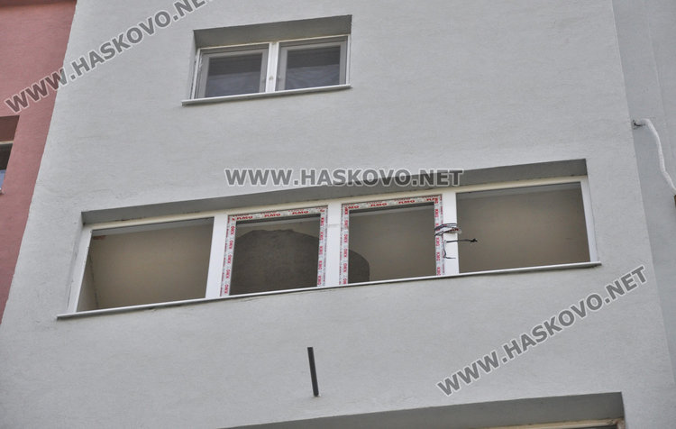 Блок на „Васил Левски“: Посрещаме зимата без прозорци, фирмата заряза санирането 