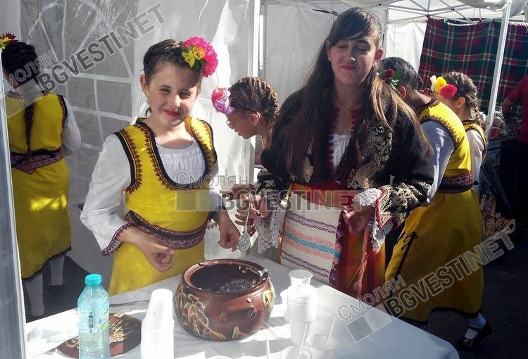 Момчиловци посреща стотици с родопско кисело мляко и гайди, откриха фестивала с гости от Китай