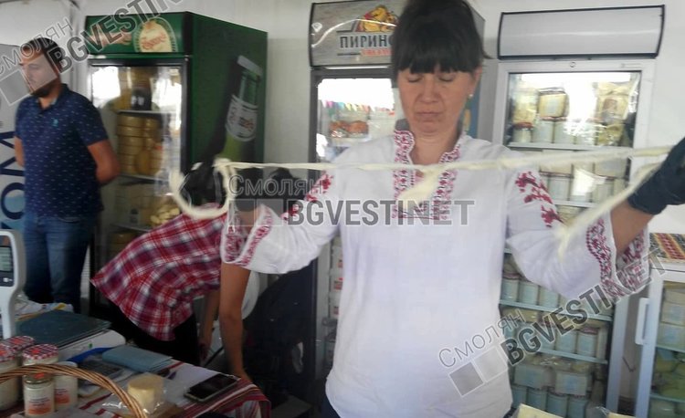 Момчиловци посреща стотици с родопско кисело мляко и гайди, откриха фестивала с гости от Китай