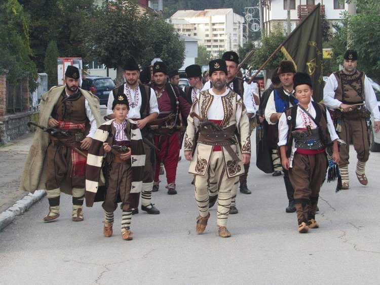 Начело с Капитан Петко войвода-"Родопски хайдути" пристигат на хайдушките празници в Чепеларе 