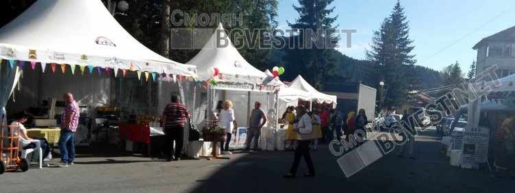 Момчиловци посреща стотици с родопско кисело мляко и гайди, откриха фестивала с гости от Китай