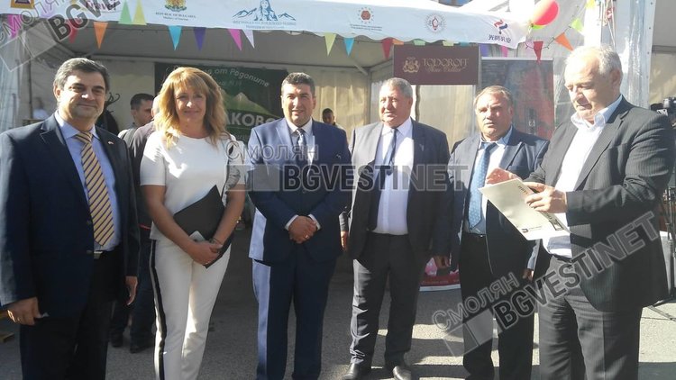 Момчиловци посреща стотици с родопско кисело мляко и гайди, откриха фестивала с гости от Китай