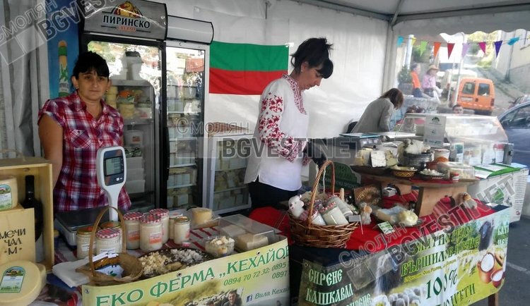 Момчиловци посреща стотици с родопско кисело мляко и гайди, откриха фестивала с гости от Китай