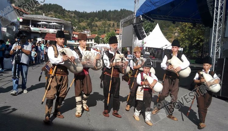 Момчиловци посреща стотици с родопско кисело мляко и гайди, откриха фестивала с гости от Китай