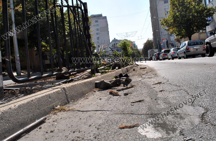 Фиат разбил оградата на „Раковски“, издирват водача