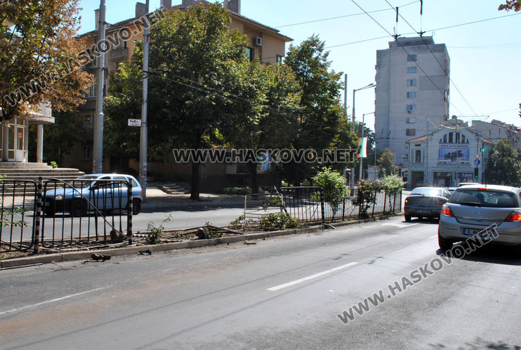 Фиат разбил оградата на „Раковски“, издирват водача