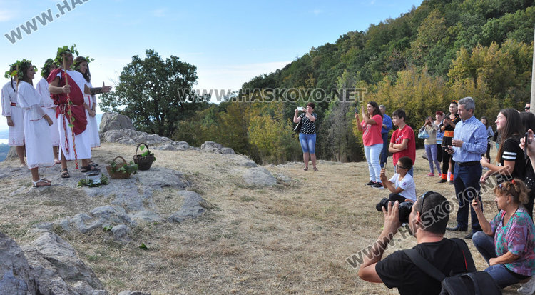 Босоноги девойки мачкаха грозде в Шарапаните по стар ритуал