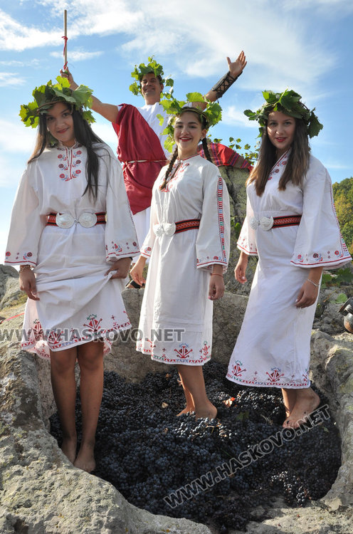 Босоноги девойки мачкаха грозде в Шарапаните по стар ритуал