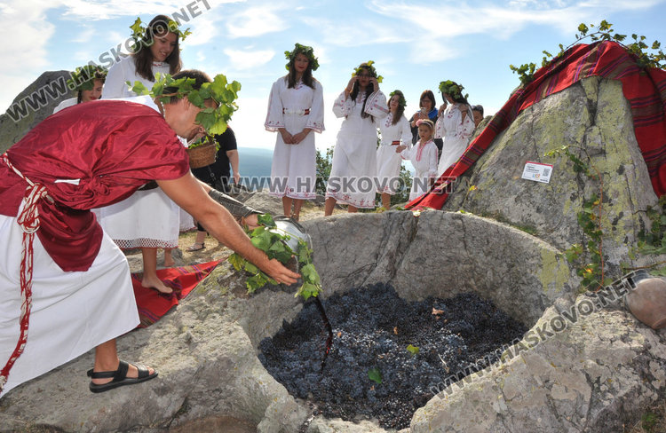Босоноги девойки мачкаха грозде в Шарапаните по стар ритуал