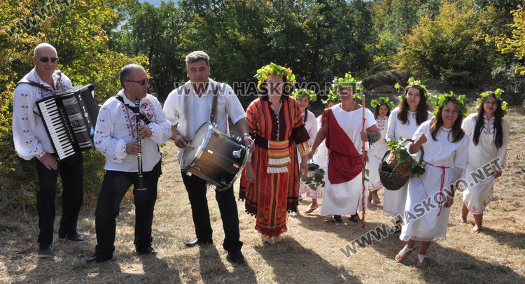 Босоноги девойки мачкаха грозде в Шарапаните по стар ритуал