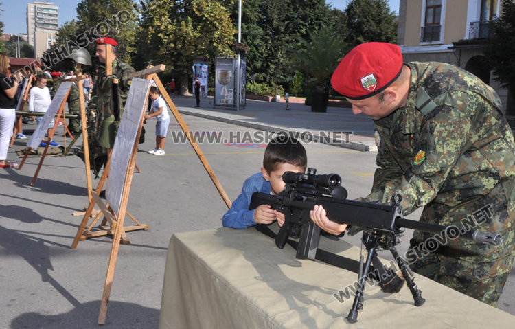 Хасковското поделение показа военна техника пред общината за празника