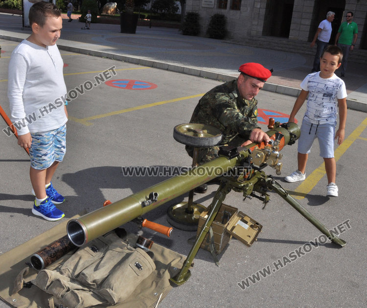 Хасковското поделение показа военна техника пред общината за празника