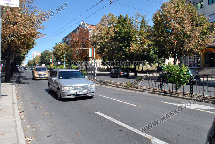 Фиат разбил оградата на „Раковски“, издирват водача