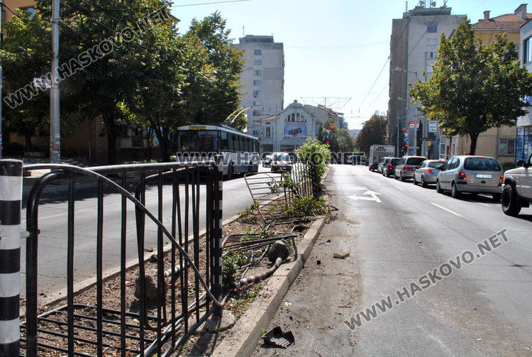 Фиат разбил оградата на „Раковски“, издирват водача