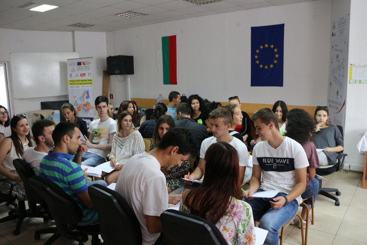 Младежи от пет държави гостуват в Смолян по еко проект-дискутират градската среда