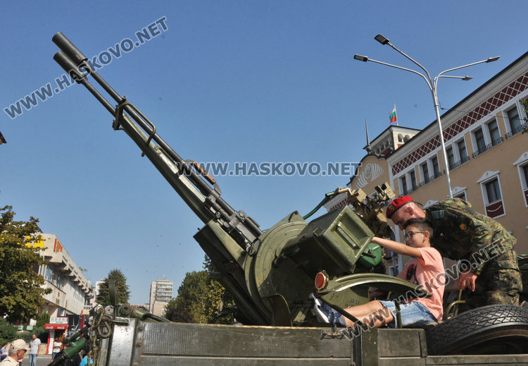 Хасковското поделение показа военна техника пред общината за празника