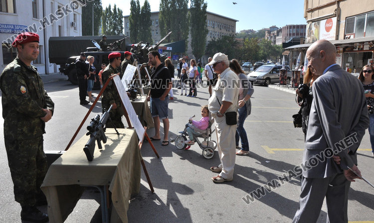 Хасковското поделение показа военна техника пред общината за празника