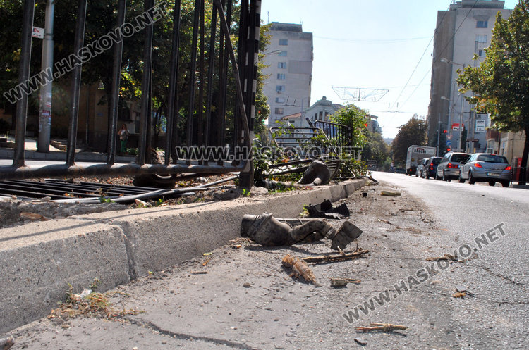 Фиат разбил оградата на „Раковски“, издирват водача