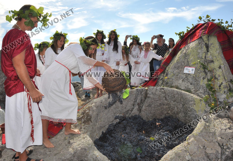 Босоноги девойки мачкаха грозде в Шарапаните по стар ритуал