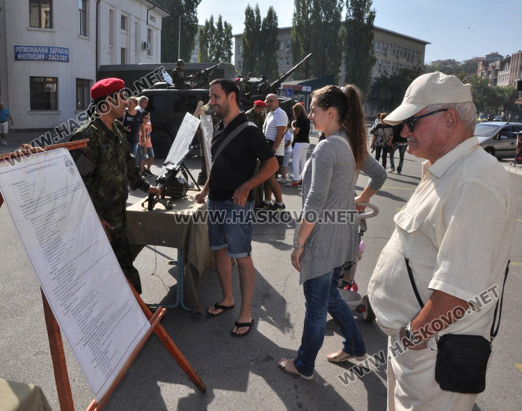 Хасковското поделение показа военна техника пред общината за празника