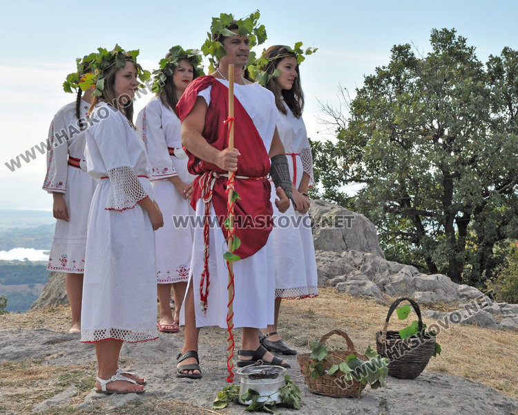 Босоноги девойки мачкаха грозде в Шарапаните по стар ритуал