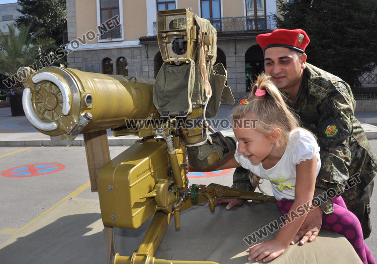 Хасковското поделение показа военна техника пред общината за празника