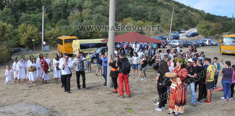 Босоноги девойки мачкаха грозде в Шарапаните по стар ритуал