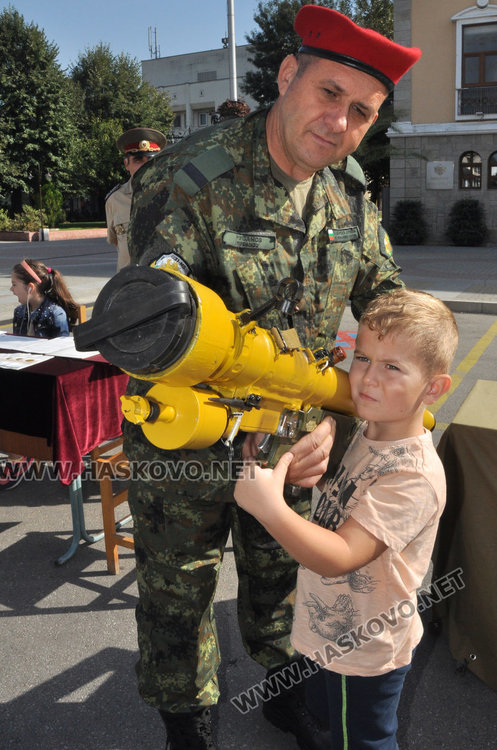 Хасковското поделение показа военна техника пред общината за празника