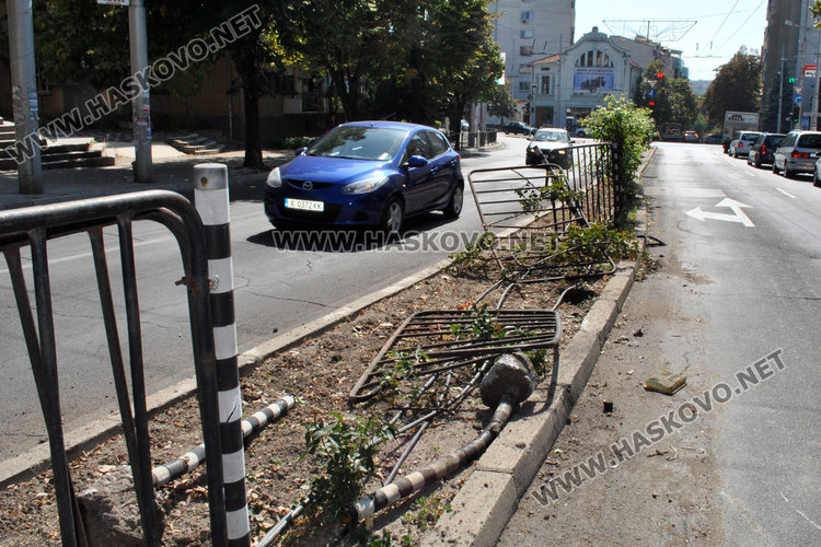 Фиат разбил оградата на „Раковски“, издирват водача