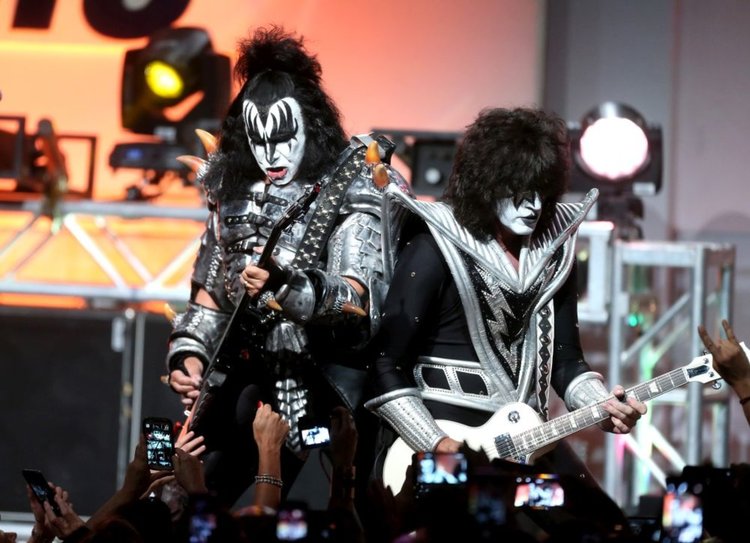 45 години стигат: Последна експлозия от KISS 