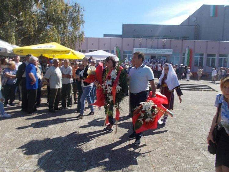 Водещи в политиката ни дами зачетоха паметта на избити тракийки в Аврен