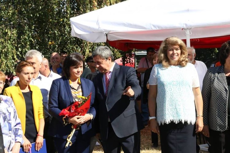 Водещи в политиката ни дами зачетоха паметта на избити тракийки в Аврен