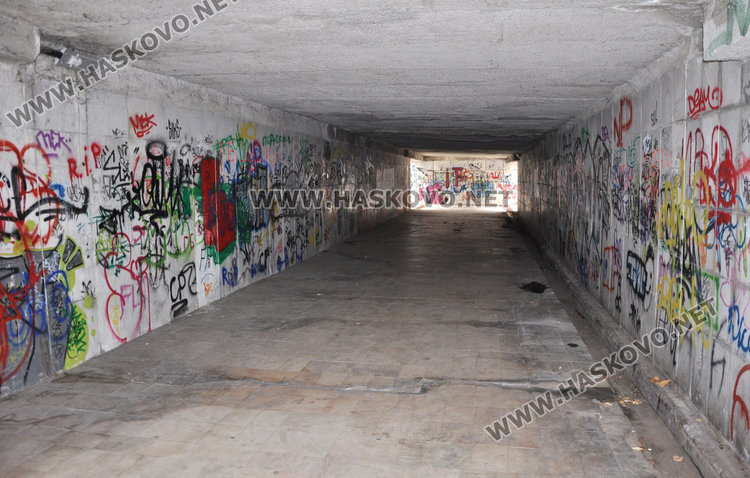 Хасковлийка: подлезът на „Раковски“ тъне в смрад, разруха и тъмнина