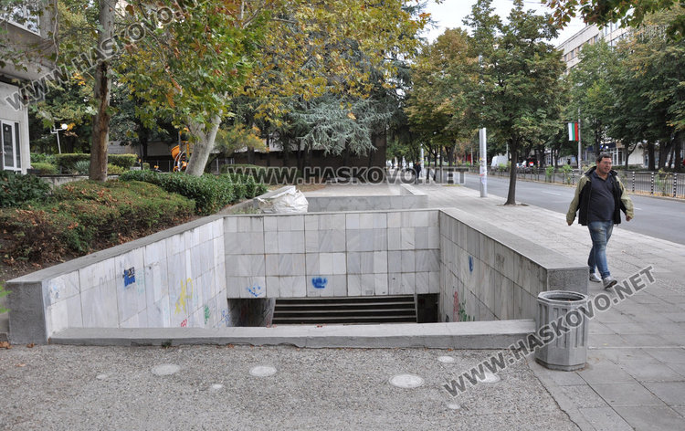 Хасковлийка: подлезът на „Раковски“ тъне в смрад, разруха и тъмнина