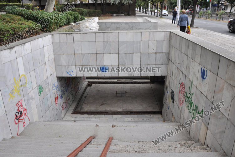 Хасковлийка: подлезът на „Раковски“ тъне в смрад, разруха и тъмнина