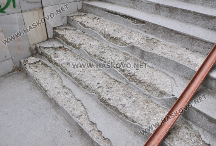 Хасковлийка: подлезът на „Раковски“ тъне в смрад, разруха и тъмнина