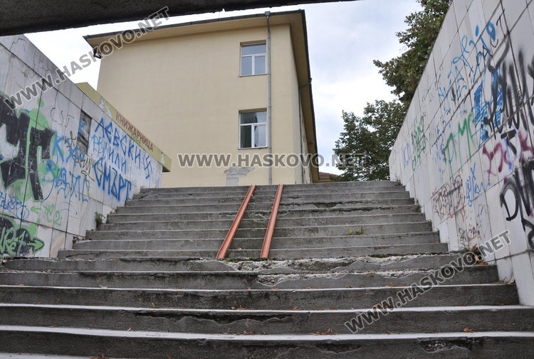 Хасковлийка: подлезът на „Раковски“ тъне в смрад, разруха и тъмнина
