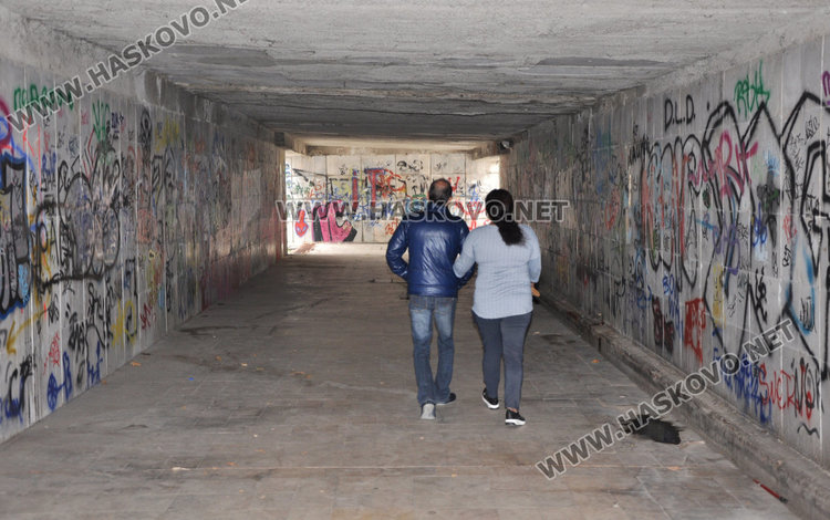 Хасковлийка: подлезът на „Раковски“ тъне в смрад, разруха и тъмнина