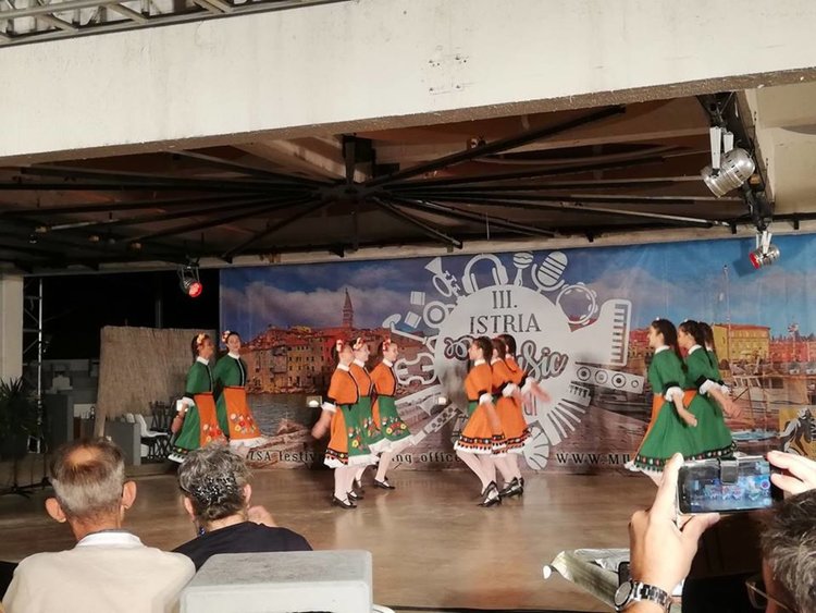 Танцьорите на „Южняче“ със статуетка и диплома от Международен фестивал в Хърватска