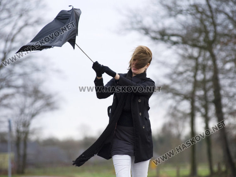 Жълт код за силен вятър днес, захлаждането продължава