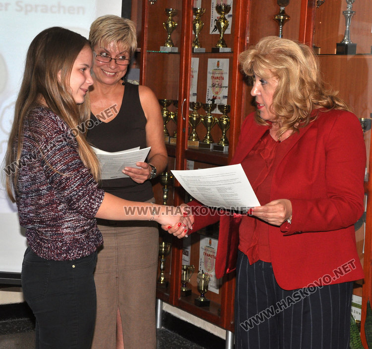 ПМГ с първи сертификат от Кеймбридж и ученик с 209 от 210 т. от изпита