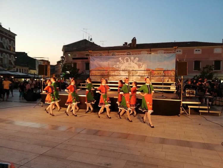 Танцьорите на „Южняче“ със статуетка и диплома от Международен фестивал в Хърватска