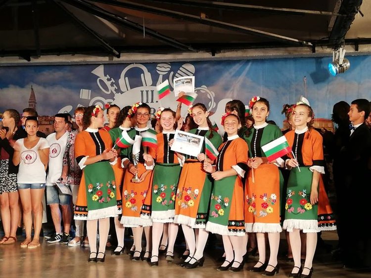 Танцьорите на „Южняче“ със статуетка и диплома от Международен фестивал в Хърватска