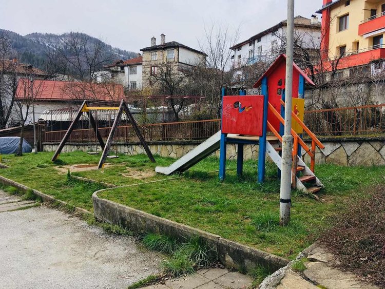 КРОС с инициатива за набиране на средства за детска площадка в Райково