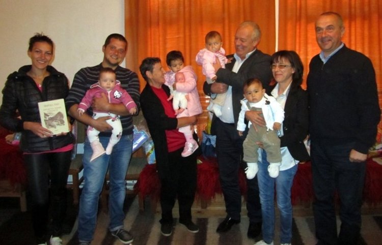 Кметове дариха Никол, Маргарита и Стою – трите новородени бебета в Широка лъка