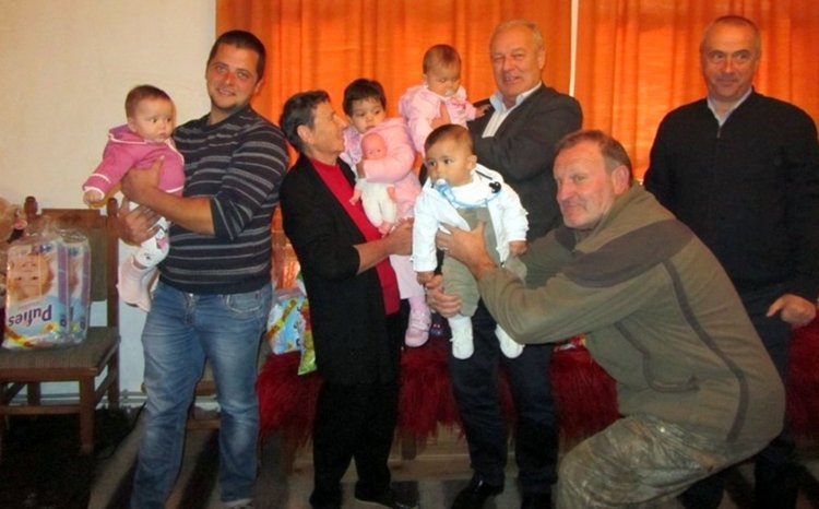 Кметове дариха Никол, Маргарита и Стою – трите новородени бебета в Широка лъка