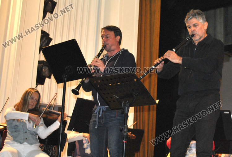 В Световния ден на музиката: виртуозни кларинет, кавал и три оркестъра на сцената на Хасково